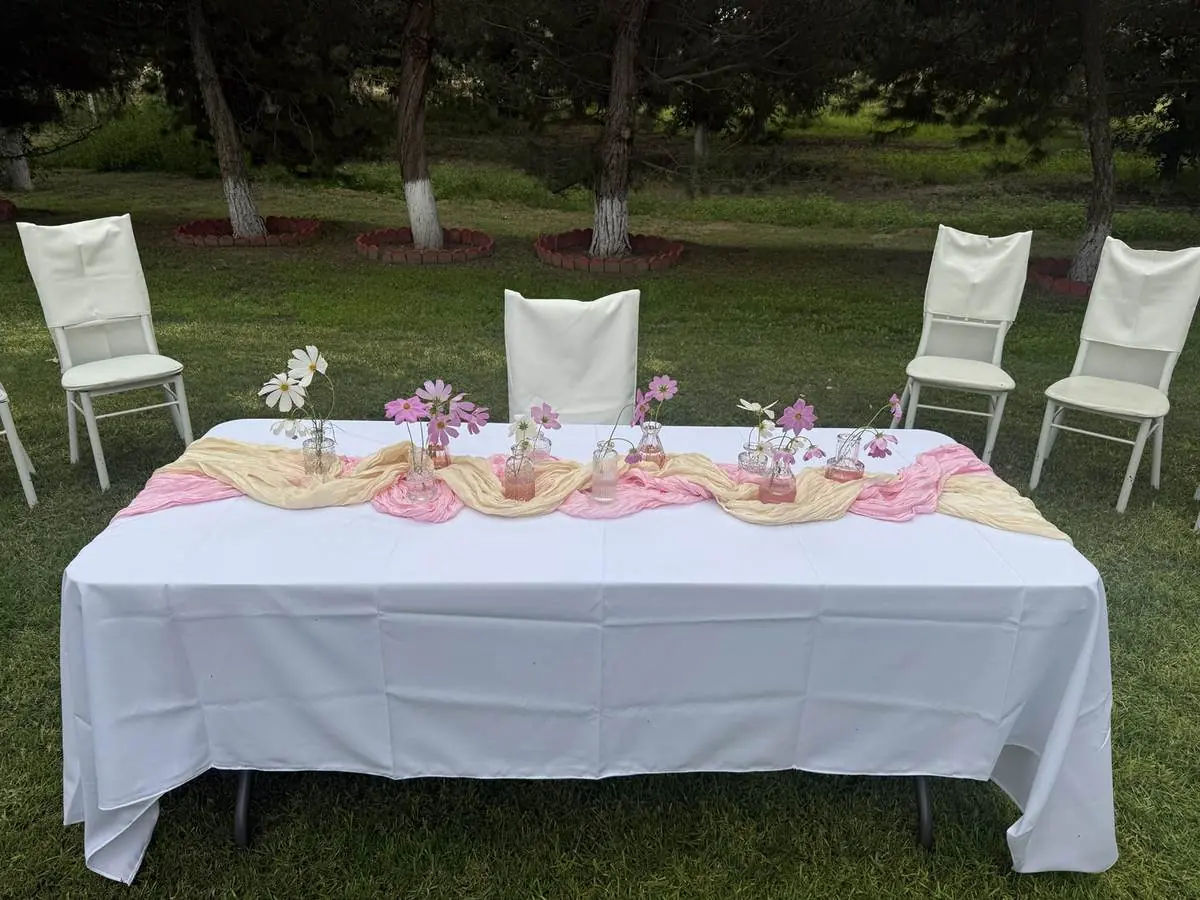 Montaje de mesa con flores en La Nogalera